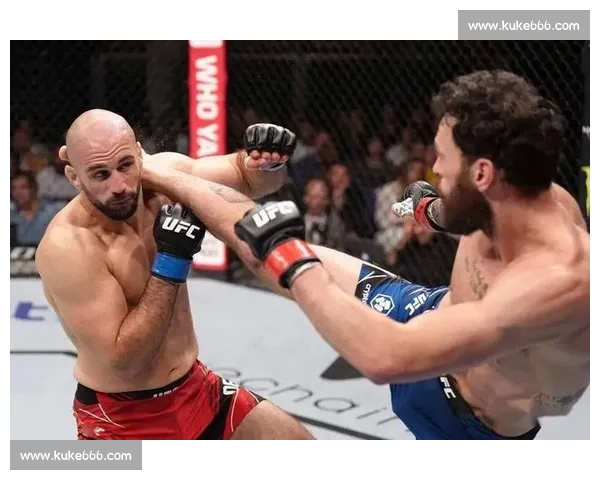 首回合终结！布考斯卡斯砸击 TKO 克雷格谢幕战